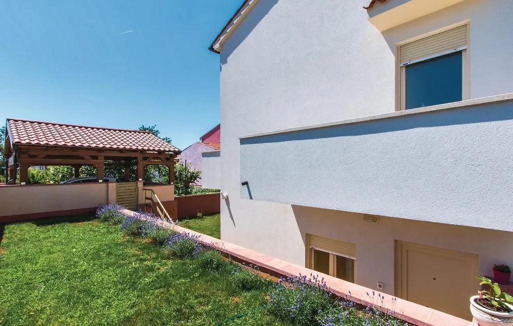 Garden Apartment With Terrace And Grill Pula