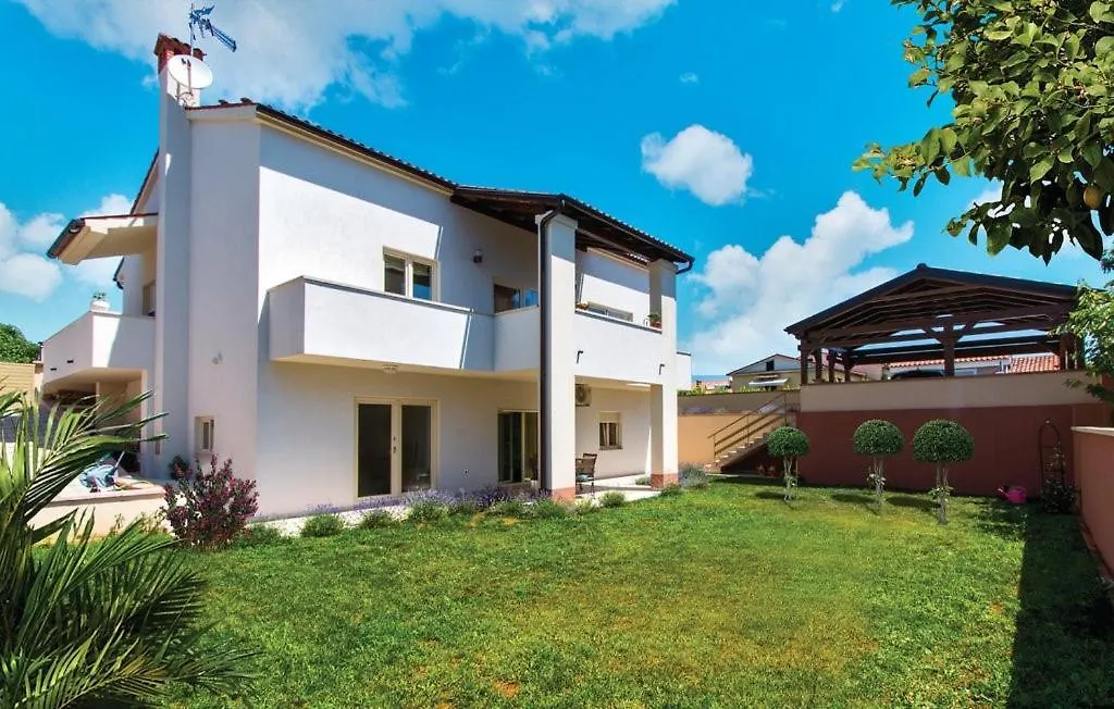 Garden Apartment With Terrace And Grill Pula