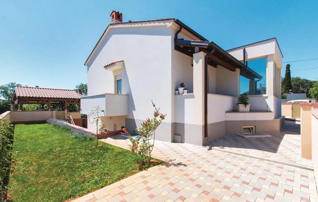 Garden Apartment With Terrace And Grill Pula