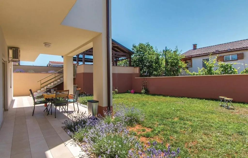 Garden Apartment With Terrace And Grill Pula