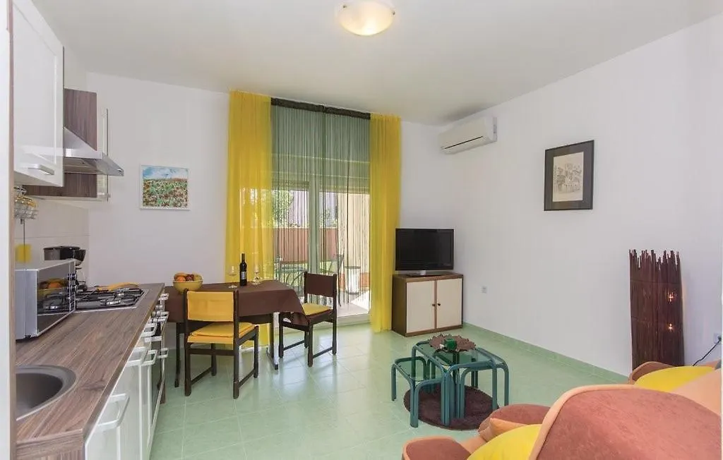 Garden Apartment With Terrace And Grill Pula Croácia