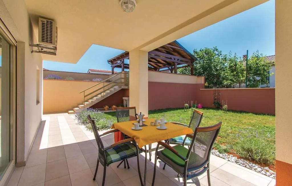 Garden Apartment With Terrace And Grill Pula