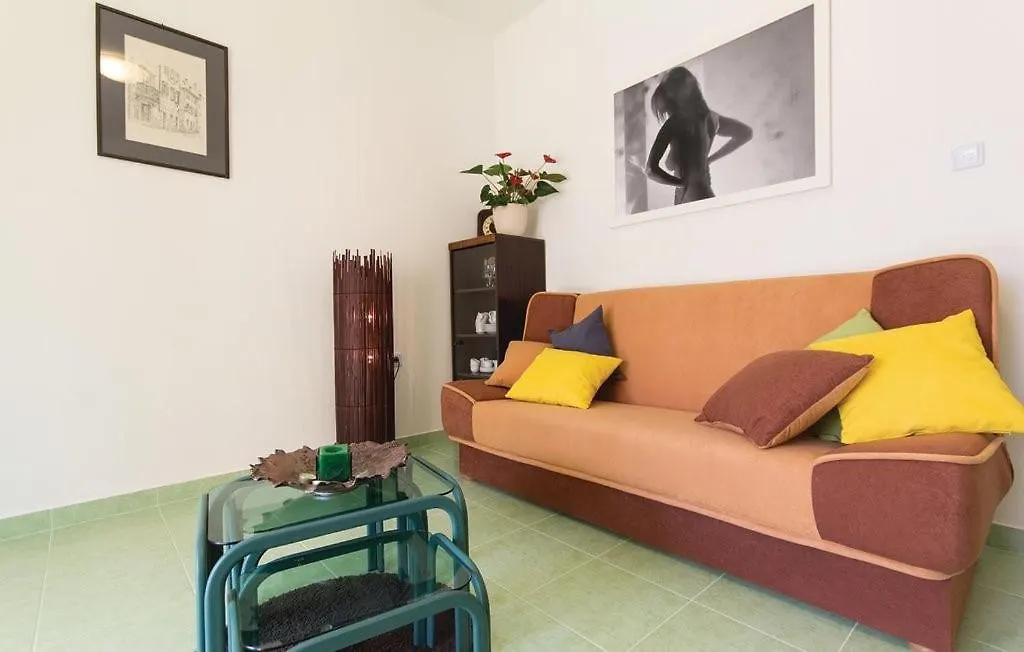 Garden Apartment With Terrace And Grill Pula