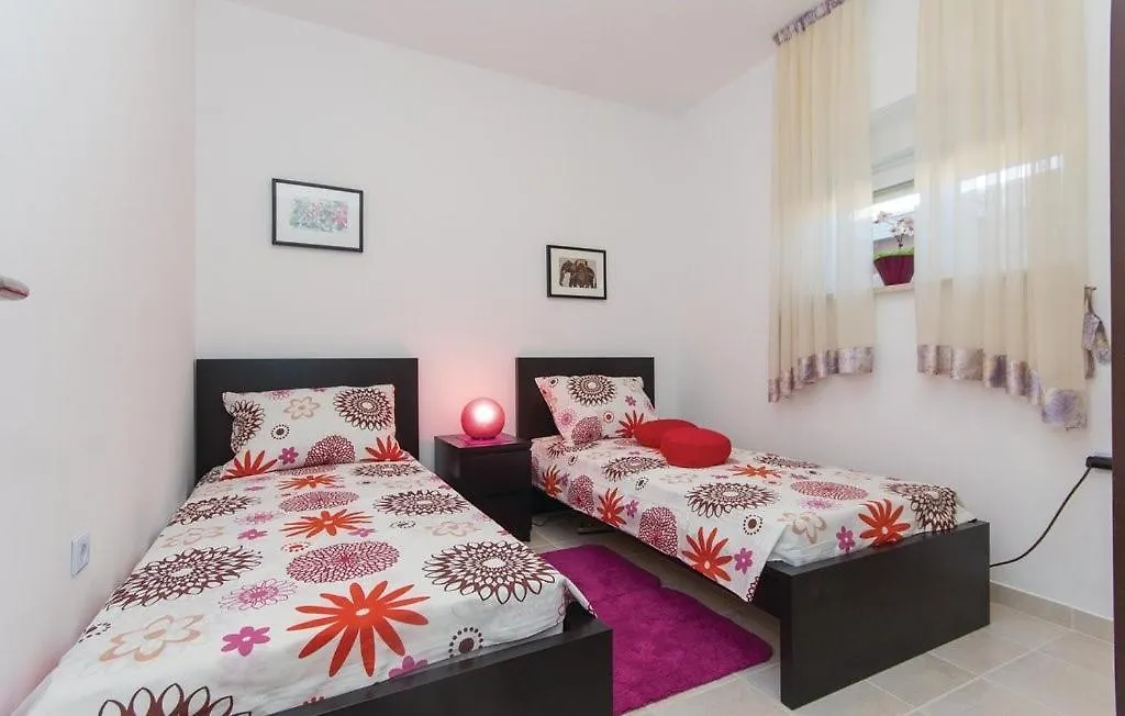 Garden Apartment With Terrace And Grill Pula